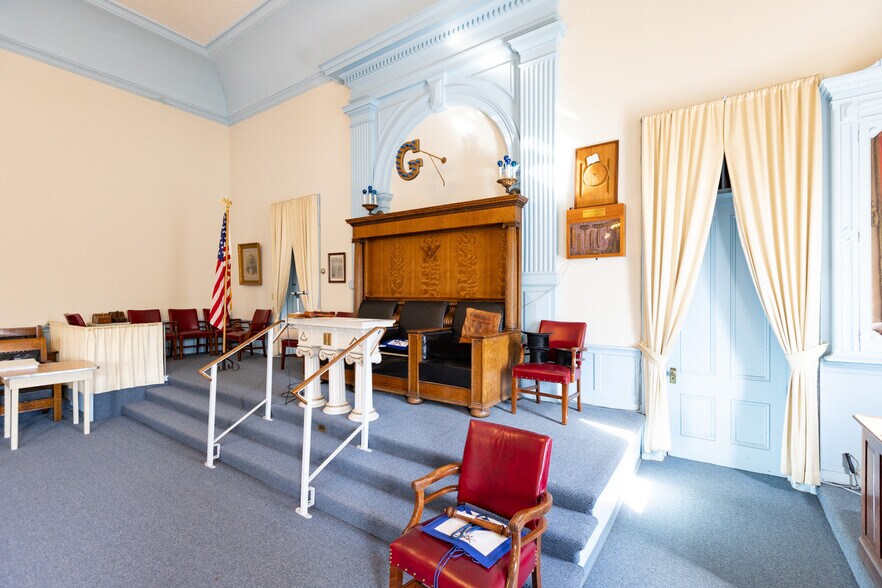 More Photos Of 311 Union St, The Dalles Restaurant For Sale