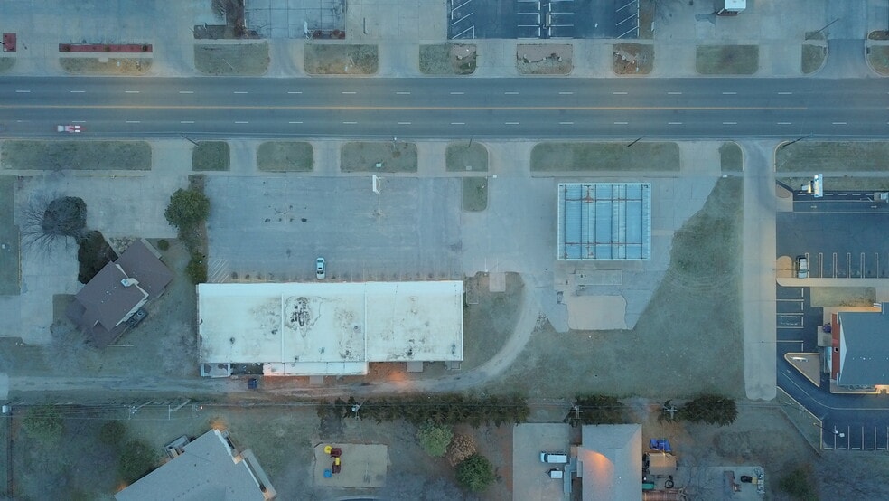 More Photos Of 2518-2536 W 13th St, Wichita Auto Repair For Lease