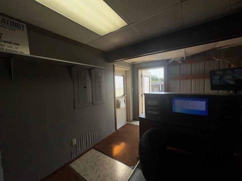More Photos Of 235 SW Gage Blvd, Topeka Self Storage For Lease