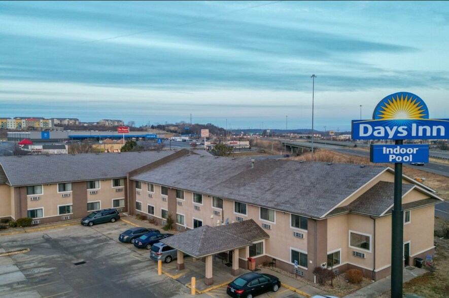 More Photos Of 1510 SW Wanamaker Rd, Topeka Hotel For Sale