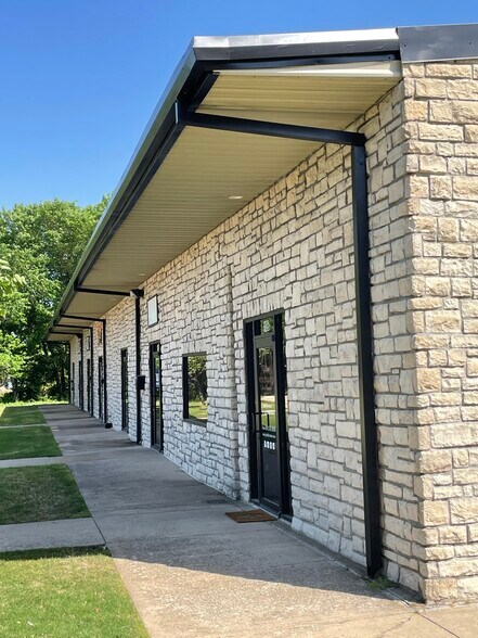 More Photos Of 194 Industrial Blvd, McKinney Showroom For Lease