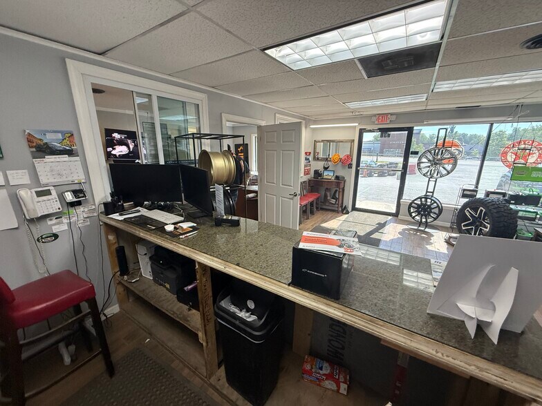 More Photos Of 538 Vischer Ferry Rd, Clifton Park Auto Repair For Lease