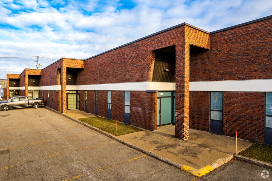 Primary Photo Of 8411-8451 Ch Dalton, Mont-Royal Warehouse For Lease