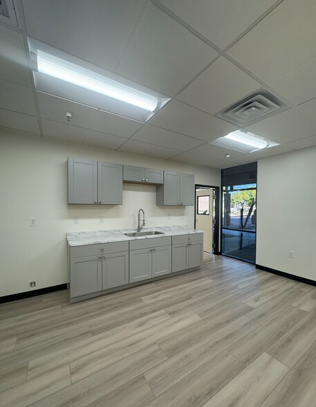 More Photos Of 240 N Sunway Dr, Gilbert Manufacturing For Lease