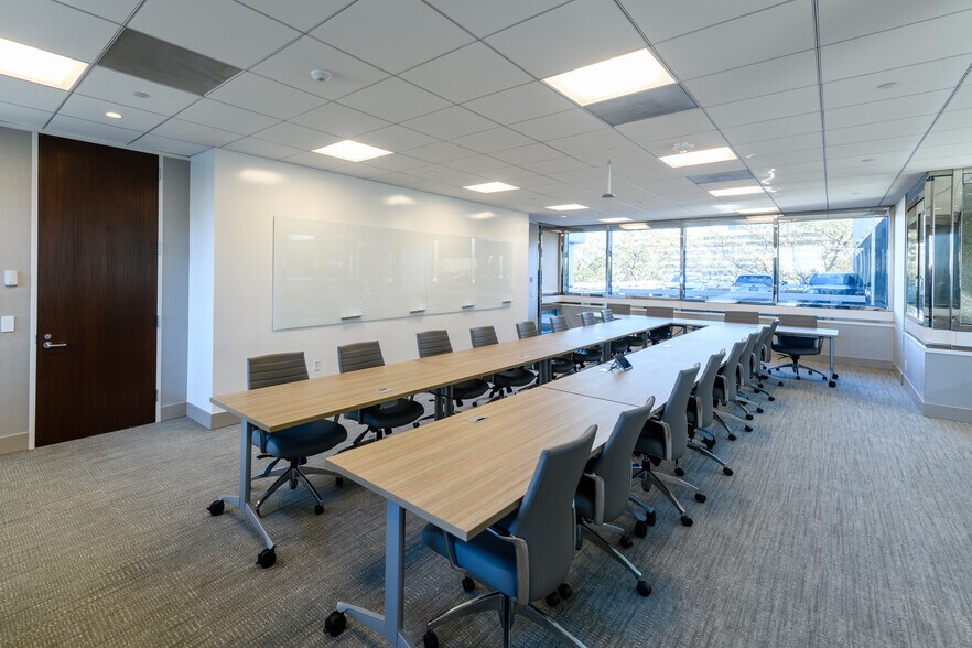 More Photos Of 5910 N Central Expy, Dallas Office For Sale