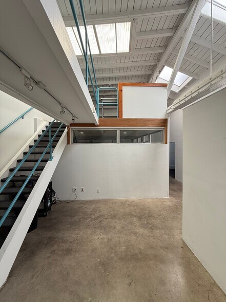 More Photos Of 228 Main St, Venice Flex For Lease