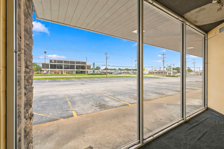 More Photos Of 1445 S Glenstone Ave, Springfield General Retail For Lease