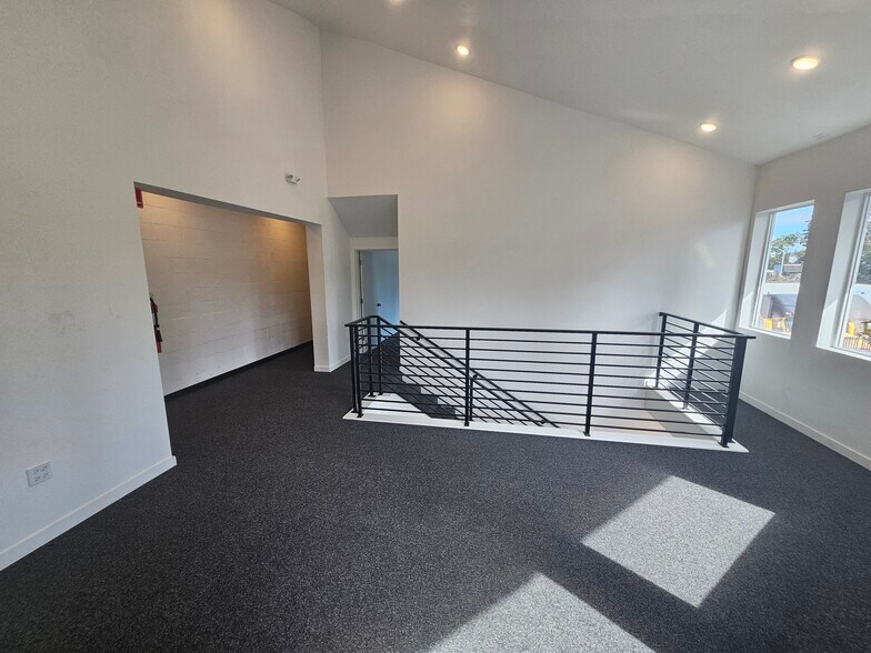 More Photos Of 5833 NE Portland Hwy, Portland Flex For Sale