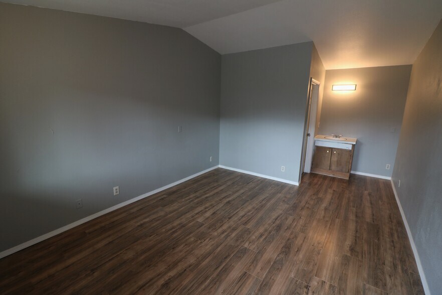 More Photos Of 127 Pacific Ave, Glendale Hotel For Sale