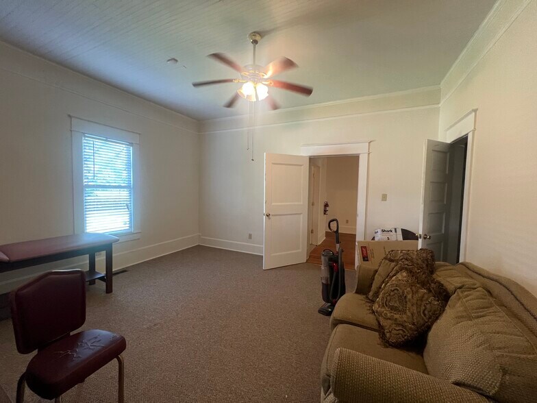 More Photos Of 512 Sunset Ave, Clinton Office For Sale