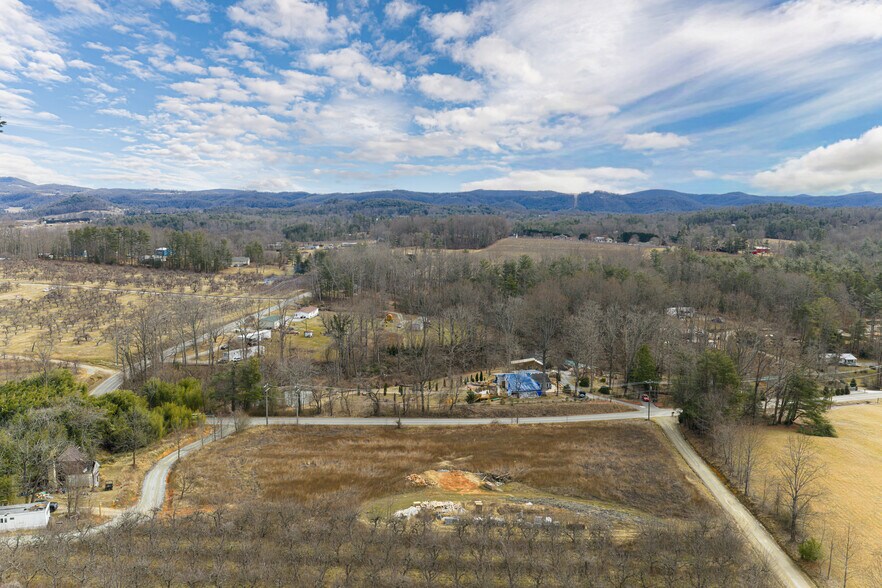 More Photos Of 153 Hackleburg Ln, Hendersonville Multifamily For Sale