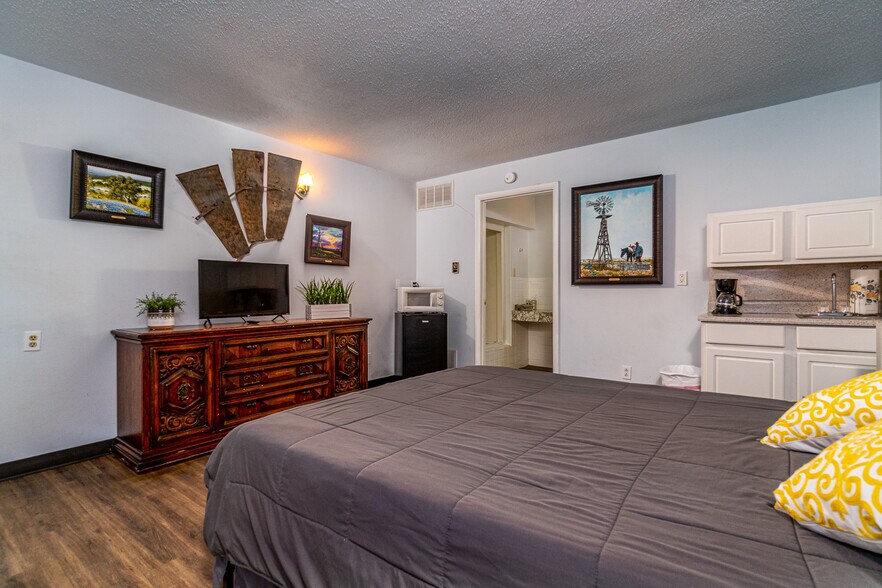 More Photos Of 912 N Hwy 87, Tulia Hotel For Sale