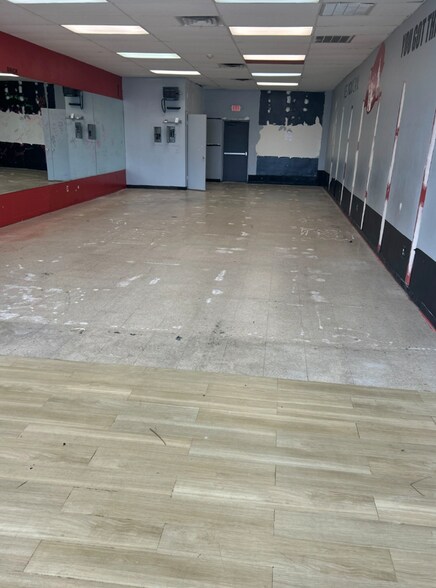 More Photos Of 567 Mantoloking Rd, Brick Storefront Retail Office For Lease