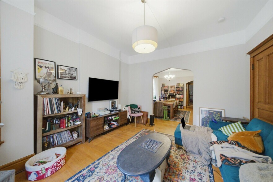 More Photos Of 905 W Fletcher St, Chicago Apartments For Sale