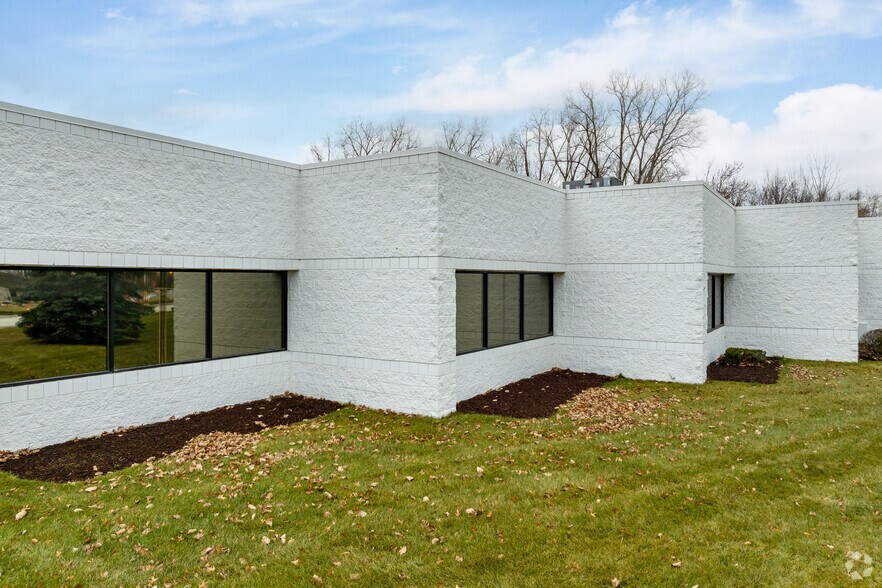 More Photos Of 6115-6123 E Thirteen Mile Rd, Warren Warehouse For Lease