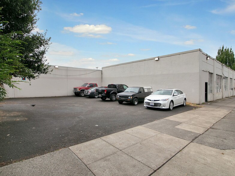 More Photos Of 302 SE 7th Ave, Portland Warehouse For Lease