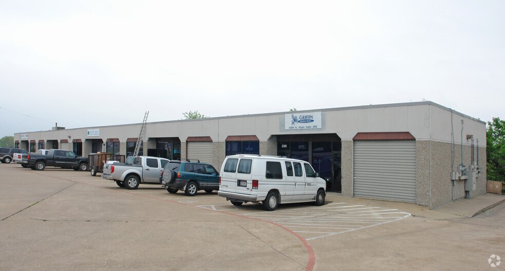 More Photos Of 4200 N Main St, Fort Worth Flex For Lease