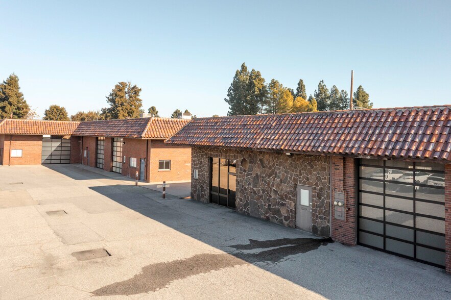 More Photos Of 2550 Wyandotte St, Mountain View Warehouse For Lease