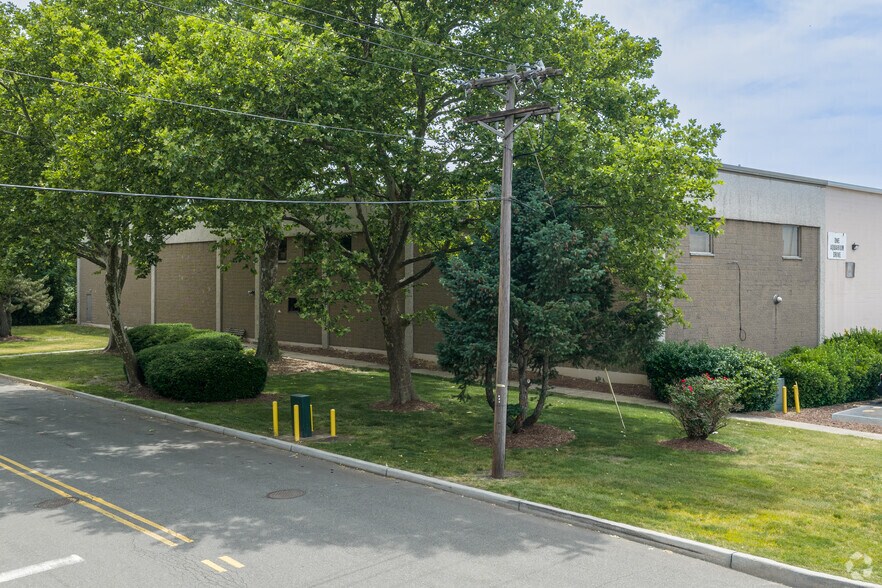 More Photos Of 1 Aquarium Dr, Secaucus Warehouse For Lease
