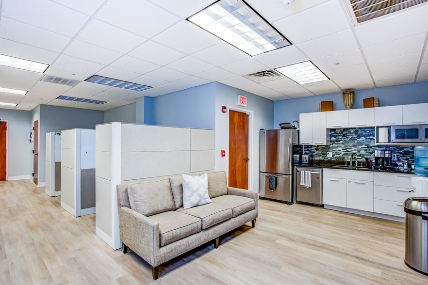 More Photos Of 543 Harbor Blvd, Destin Office For Sale