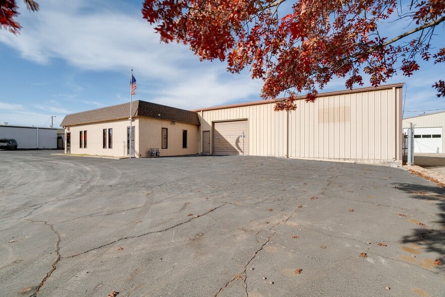 More Photos Of 1133 W Main St, Arlington Warehouse For Lease