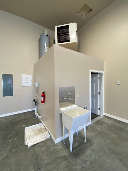 More Photos Of 317 N 7th Street, Montrose Light Distribution For Sale