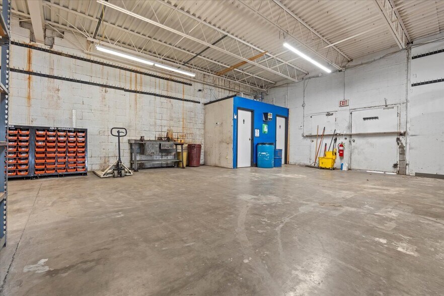 More Photos Of 516 Washington St, Ravenswood Freestanding For Lease