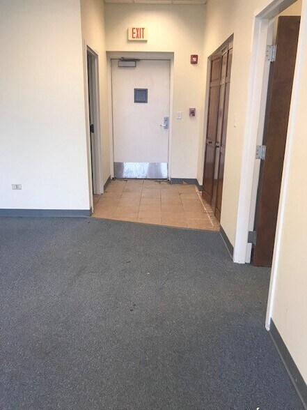 More Photos Of 99 E Palatine Rd, Prospect Heights Freestanding For Lease