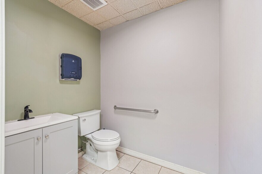 More Photos Of 8525-8549 Gunn Hwy, Odessa Unknown For Lease