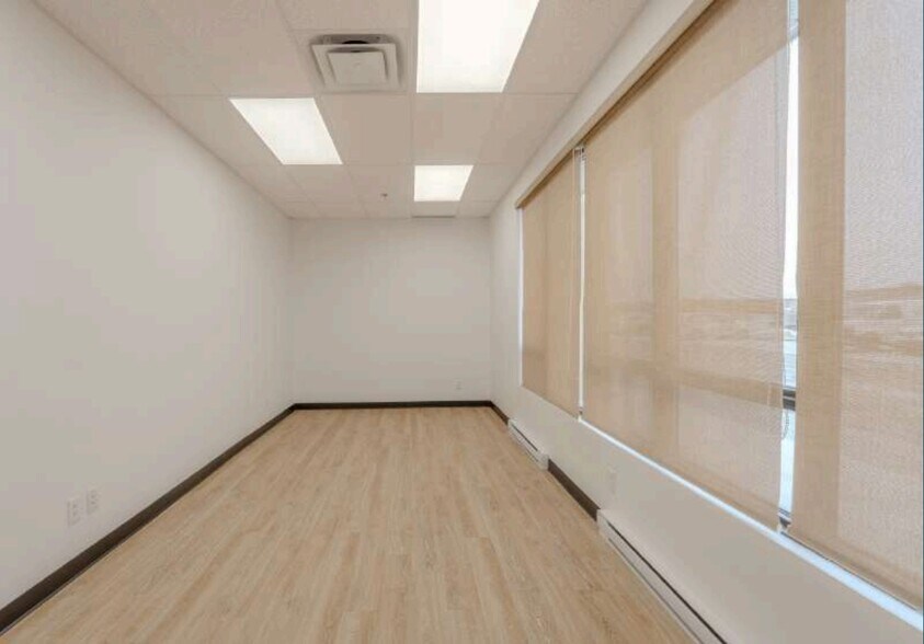 More Photos Of 3370-3418 Boul Industriel, Laval Light Distribution For Lease
