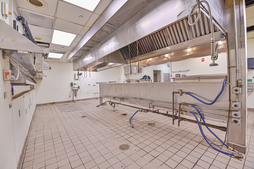 More Photos Of 2675 32nd Ave S, Grand Forks Restaurant For Sale