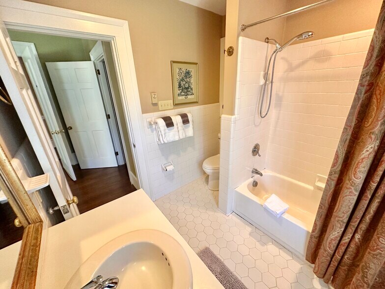 More Photos Of 615 College St, Clinton Hotel For Sale