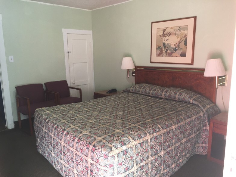 More Photos Of 424 Highway 65 Bus, Clinton Hotel For Sale