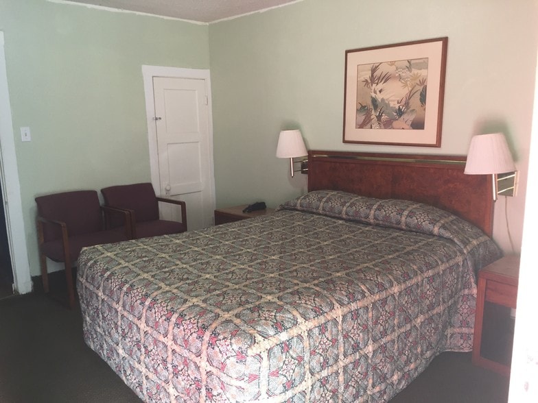 More Photos Of 424 Highway 65 Bus, Clinton Hotel For Sale