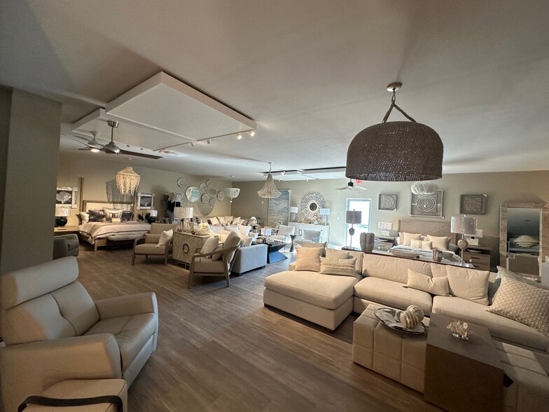 More Photos Of 4441 S Tamiami Trl, Sarasota Freestanding For Lease