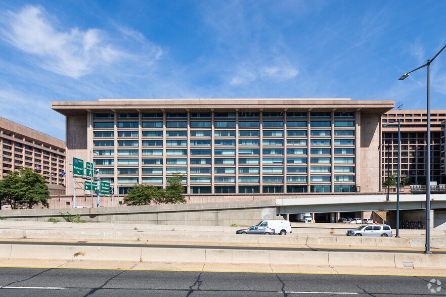 More Photos Of 950 L'Enfant Plz SW, Washington Office For Lease