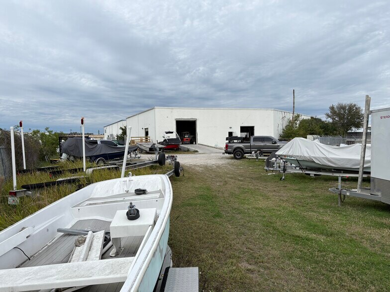 More Photos Of 3250 44th Ave N, Saint Petersburg Manufacturing For Lease