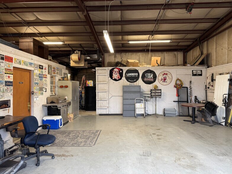 More Photos Of 434 Nesbit Rd, Nesbit Showroom For Sale