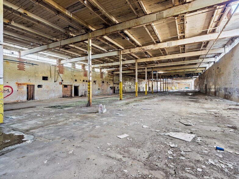 More Photos Of 1 Water St, Old Fort Distribution For Sale