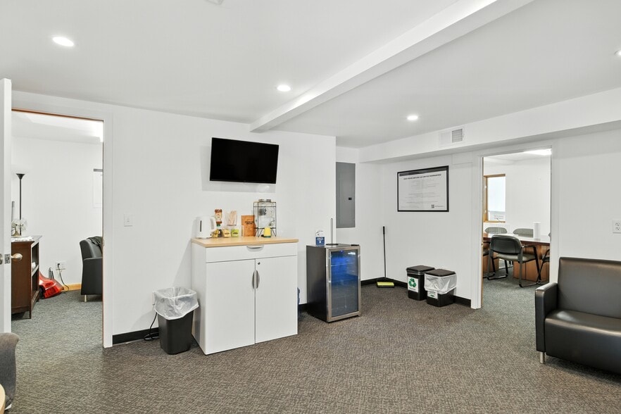 More Photos Of 48 Damon Rd, Northampton Auto Dealership For Lease