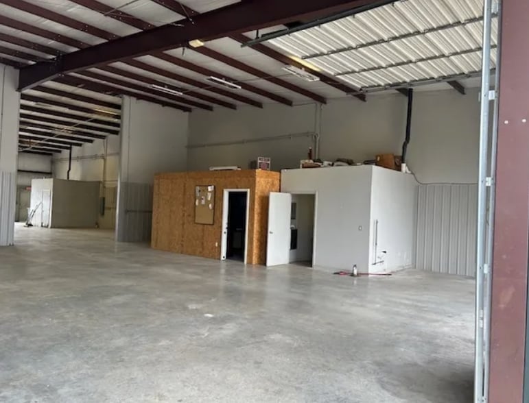 More Photos Of 1070 Pearl Dr, Bossier City Distribution For Lease