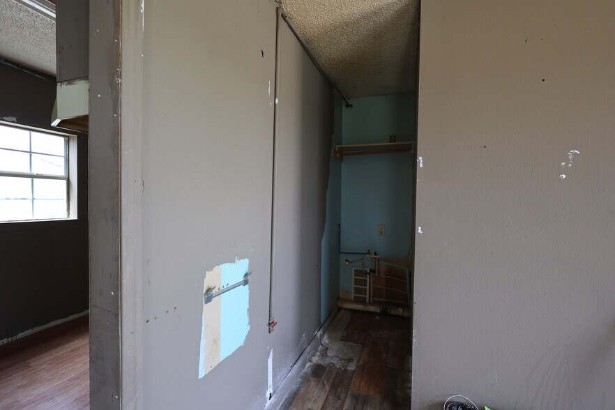 More Photos Of 25377 Welling rd, Welling Apartments For Sale