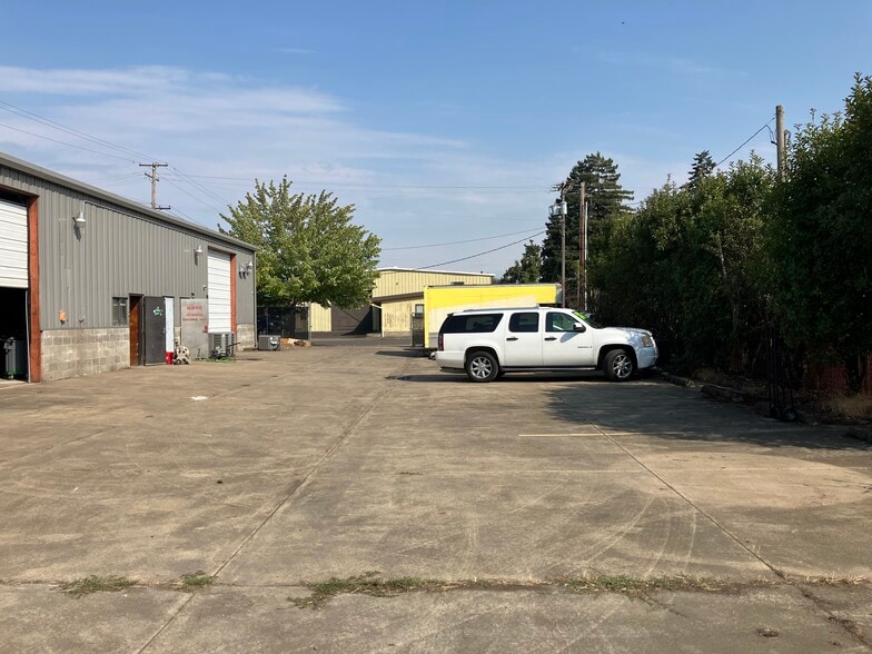 More Photos Of 1440 32nd St, Springfield Industrial For Sale