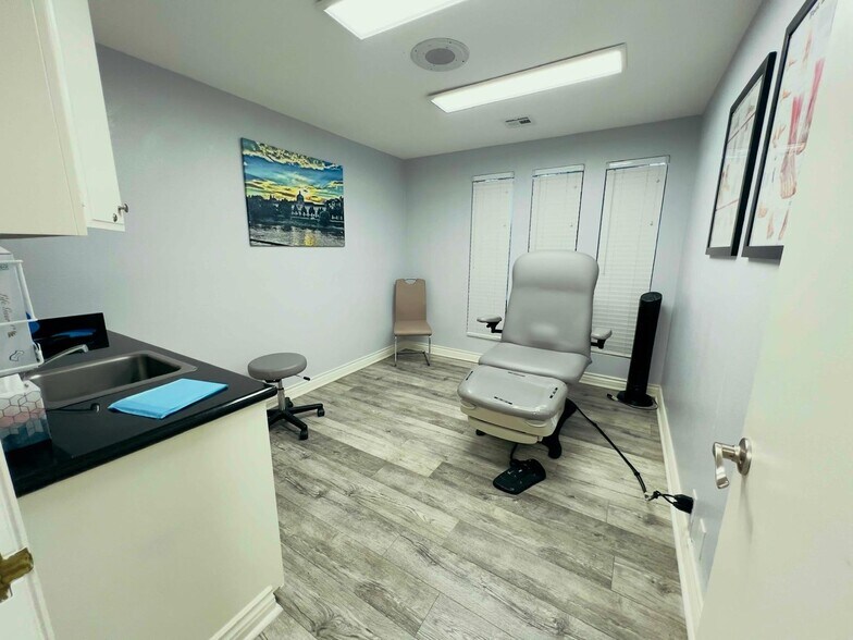 More Photos Of 867 W Lancaster Blvd, Lancaster Medical For Lease