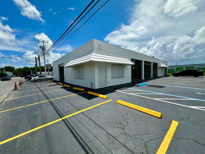 More Photos Of 960 S Dixie Hwy W, Pompano Beach Showroom For Lease