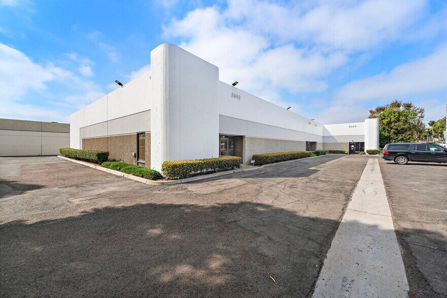 More Photos Of 3940-3946 W Segerstrom Ave, Santa Ana Warehouse For Lease