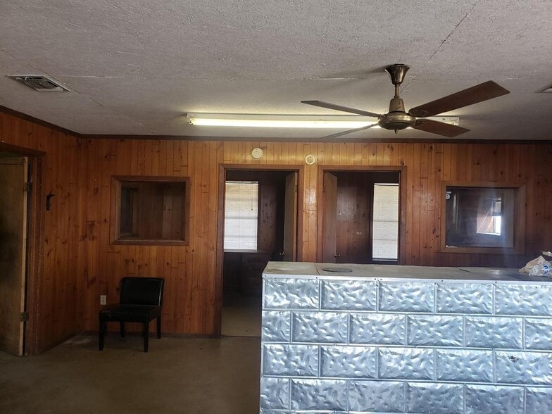 More Photos Of 1209 Bessemer Ave, Llano Light Distribution For Sale