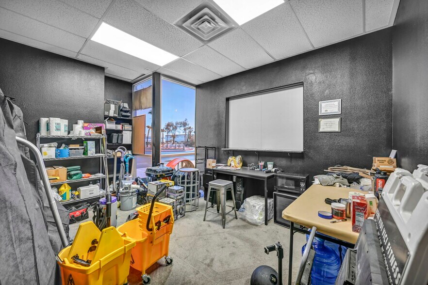 More Photos Of 181 N Gibson Rd, Henderson Warehouse For Sale