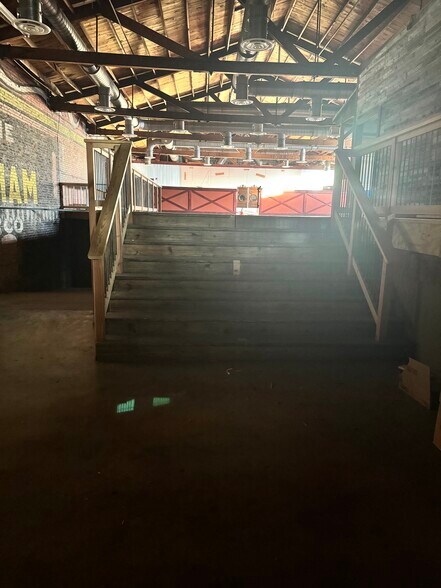 More Photos Of 112 E Cherokee Ave, Enid Manufacturing For Lease