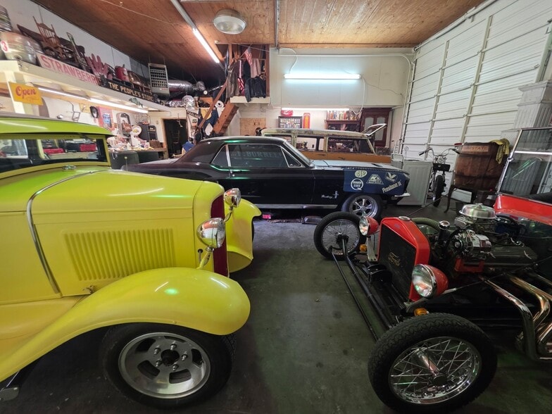 More Photos Of 705 Ridgeway Ave, Shelbyville Flex For Sale